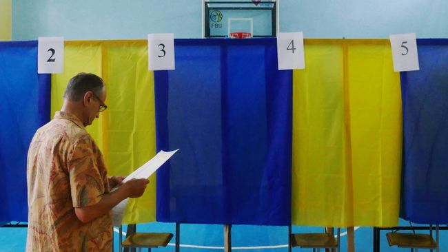 Избиратель голосует на участке в Черкассах на досрочных выборах в Верховную раду Украины