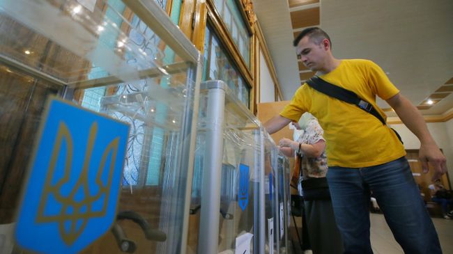 Избиратель голосует на участке в Киеве на досрочных выборах в Верховную раду Украины Избиратель голосует на участке в Киеве на досрочных выборах в Верховную раду Украины