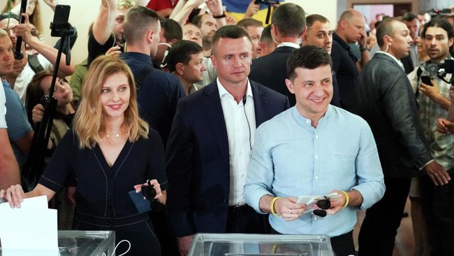 Президент Украины Владимир Зеленский с супругой во время голосования на внеочередных выборах в Верховную раду Президент Украины Владимир Зеленский с супругой во время голосования на внеочередных выборах в Верховную раду