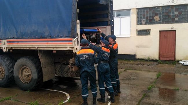 Сотрудники МЧС во время устранения последствий прохождения циклона в Амурской области