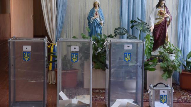 Урны для голосования на досрочных выборах в Верховную раду Украины на избирательном участке в селе Крехов Львовской области Урны для голосования на досрочных выборах в Верховную раду Украины на избирательном участке в селе Крехов Львовской области