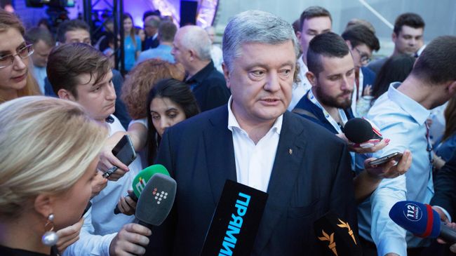 Экс-президент Украины, лидер партии Европейская солидарность Петр Порошенко во время выступления в штабе партии в Киеве. 21 июля 2019 Экс-президент Украины, лидер партии Европейская солидарность Петр Порошенко во время выступления в штабе партии в Киеве. 21 июля 2019
