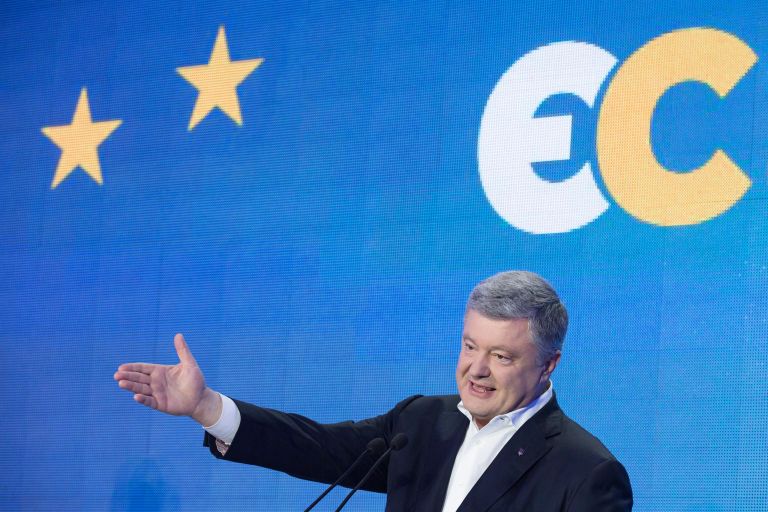 Лидер партии Европейская солидарность Петр Порошенко во время выступления в штабе партии в Киеве Лидер партии Европейская солидарность Петр Порошенко во время выступления в штабе партии в Киеве