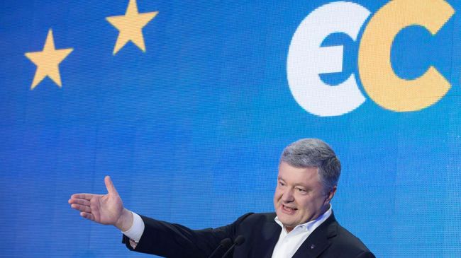 Лидер партии Европейская солидарность Петр Порошенко во время выступления в штабе партии в Киеве Лидер партии Европейская солидарность Петр Порошенко во время выступления в штабе партии в Киеве