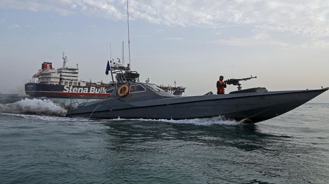 Катер Корпуса стражей исламской революции рядом с танкером Stena Impero Катер Корпуса стражей исламской революции рядом с танкером Stena Impero