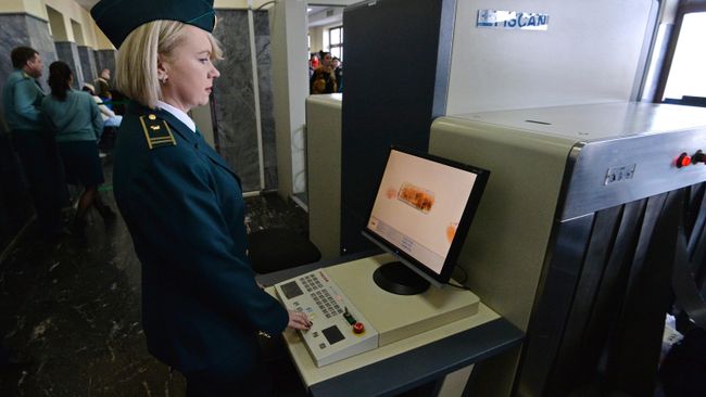 Осмотр багажа с помощью монитора багажного сканера Осмотр багажа с помощью монитора багажного сканера