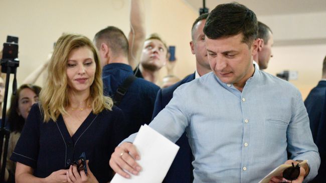 Президент Украины Владимир Зеленский голосует на досрочных выборах в Верховную раду Украины на избирательном участке в Киеве Президент Украины Владимир Зеленский голосует на досрочных выборах в Верховную раду Украины на избирательном участке в Киеве
