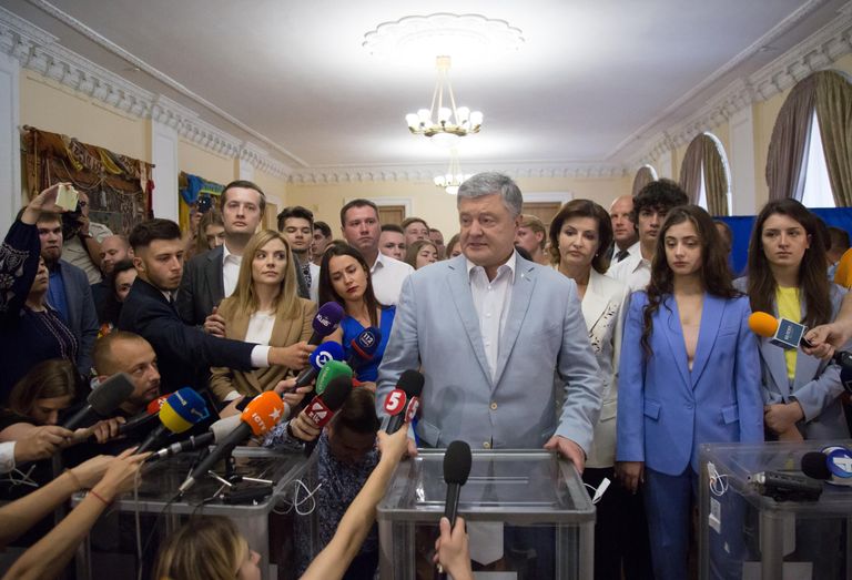 Экс-президент Украины Петр Порошенко общается с журналистами на избирательном участке в Киеве, после того как проголосовал на досрочных выборах в Верховную раду Украины