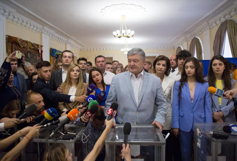 Экс-президент Украины Петр Порошенко общается с журналистами на избирательном участке в Киеве, после того как проголосовал на досрочных выборах в Верховную раду Украины