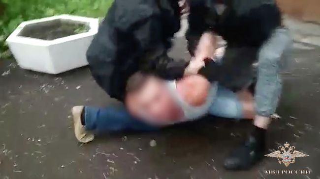 Задержание участника группы телефонных мошенников сотрудниками МВД и Росгвардии Задержание участника группы телефонных мошенников сотрудниками МВД и Росгвардии