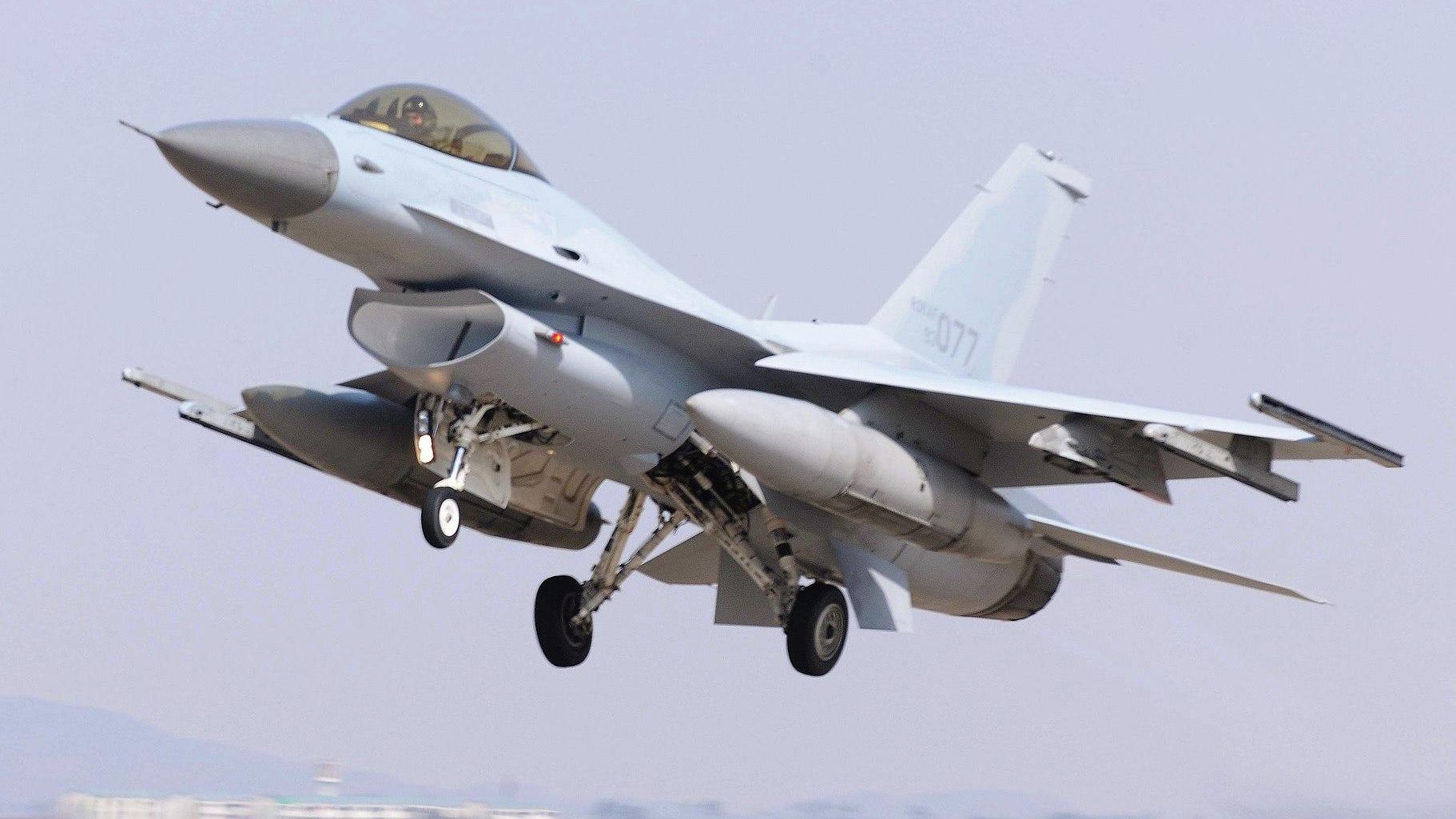 Истребитель F-16 Вооруженных сил Республики Корея Истребитель F-16 Вооруженных сил Республики Корея - РИА Новости, 1920, 04.11.2022