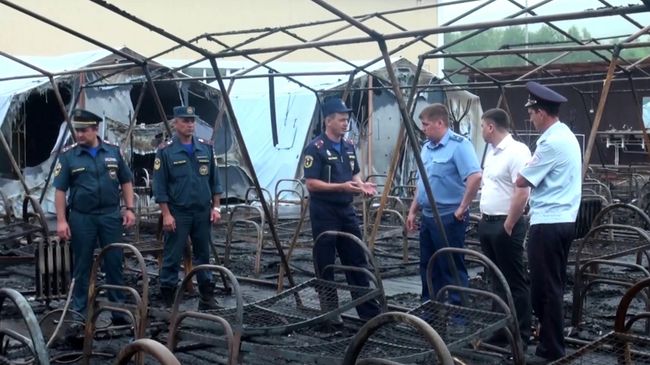 Сотрудники МЧС России на месте пожара в палаточном городке на территории горнолыжного комплекса Холдоми в Солнечном районе Хабаровского края