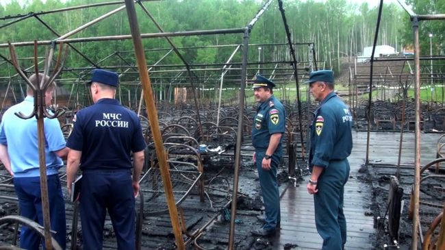 Сотрудники МЧС России на месте пожара в палаточном городке на территории горнолыжного комплекса Холдоми в Солнечном районе Хабаровского края Сотрудники МЧС России на месте пожара в палаточном городке на территории горнолыжного комплекса Холдоми в Солнечном районе Хабаровского края
