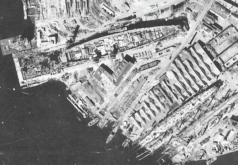 Снимок строящихся на Балтийском заводе линейного корабля проекта 23 (тип Советский Союз)