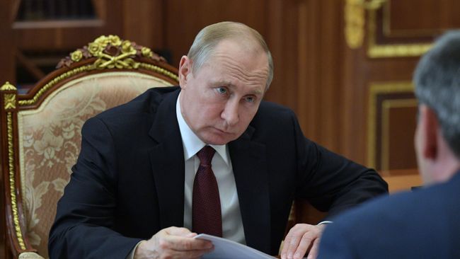 Владимир Путин во время встречи с временно исполняющим обязанности главы Кабардино-Балкарской Республики Казбеком Коковым. 23 июля 2019 Владимир Путин во время встречи с временно исполняющим обязанности главы Кабардино-Балкарской Республики Казбеком Коковым. 23 июля 2019