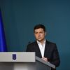 Президент Украины Владимир Зеленский слушает доклад главы Национальной полиции Сергея Князева в Киеве о ходе расследования убийства журналиста Павла Шеремета. 23 июля 2019