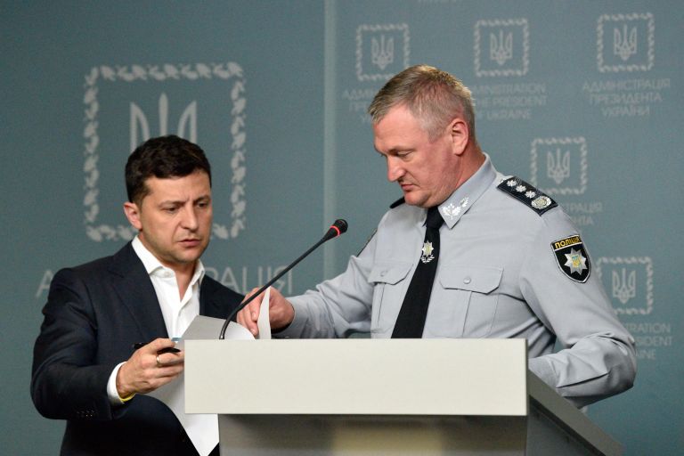Президент Украины Владимир Зеленский и глава Национальной полиции Сергей Князев на оглашении доклада в Киеве о ходе расследования убийства журналиста Павла Шеремета.