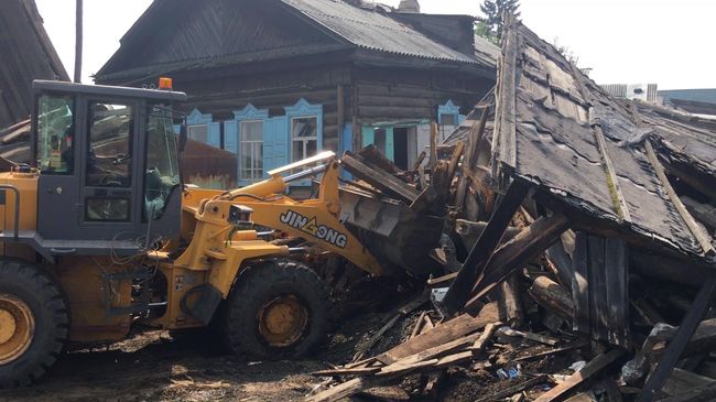 Сотрудники МЧС РФ занимаются аварийно-восстановительными работами в городе Тулуне Иркутской области после паводка. 23 июля 2019 Сотрудники МЧС РФ занимаются аварийно-восстановительными работами в городе Тулуне Иркутской области после паводка. 23 июля 2019