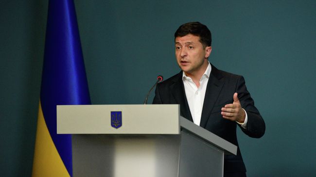 Президент Украины Владимир Зеленский слушает доклад главы Национальной полиции Сергея Князева в Киеве о ходе расследования убийства журналиста Павла Шеремета. 23 июля 2019 Президент Украины Владимир Зеленский слушает доклад главы Национальной полиции Сергея Князева в Киеве о ходе расследования убийства журналиста Павла Шеремета. 23 июля 2019