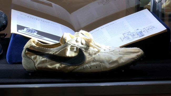 Кроссовки Moon Shoe, созданные соучредителем Nike Биллом Бауэрманом. Архивное фото Кроссовки Moon Shoe, созданные соучредителем Nike Биллом Бауэрманом. Архивное фото