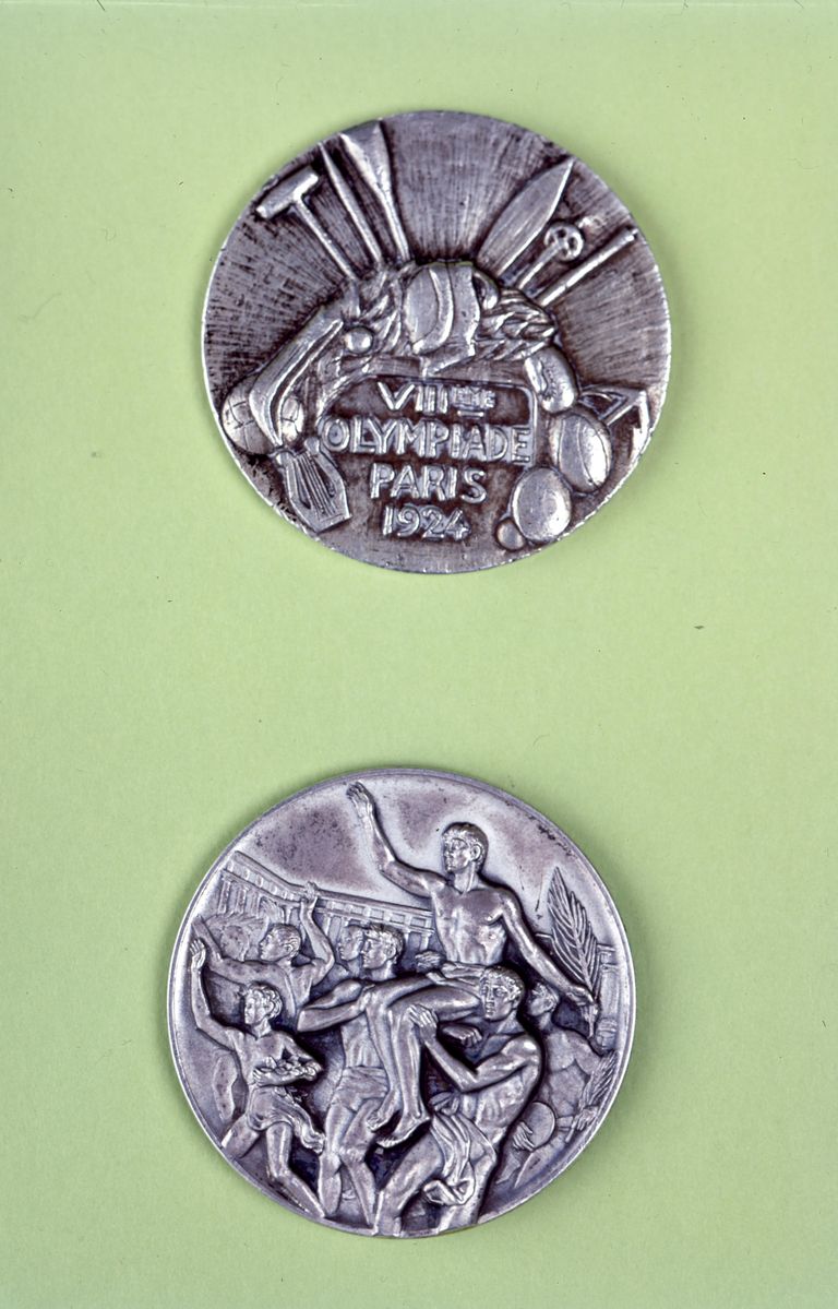 Медаль VIII летних Олимпийских игр в Париже в 1924 году. Медаль VIII летних Олимпийских игр в Париже в 1924 году.