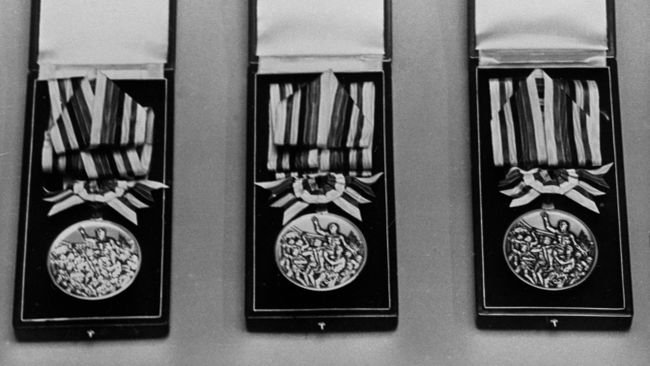 Медали XVIII Олимпиады в Токио - золотая, серебряная, бронзовая. Медали XVIII Олимпиады в Токио - золотая, серебряная, бронзовая.