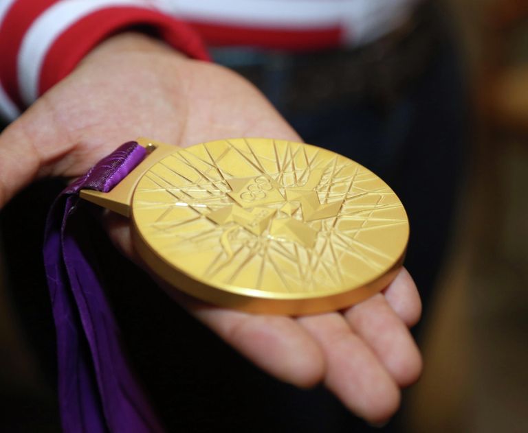 Золотая медаль в руках олимпийского чемпиона Лондона по дзюдо Мансура Исаева Золотая медаль в руках олимпийского чемпиона Лондона по дзюдо Мансура Исаева
