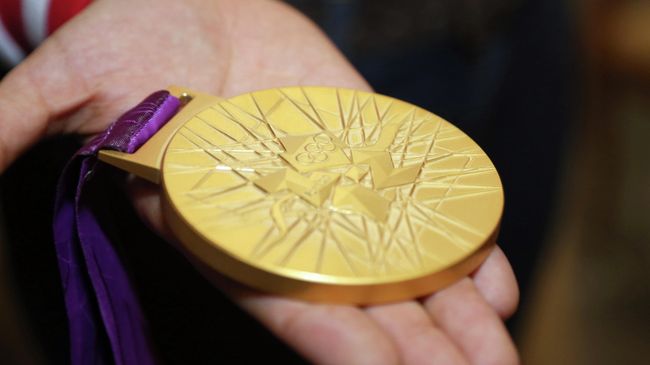 Золотая медаль в руках олимпийского чемпиона Лондона по дзюдо Мансура Исаева Золотая медаль в руках олимпийского чемпиона Лондона по дзюдо Мансура Исаева