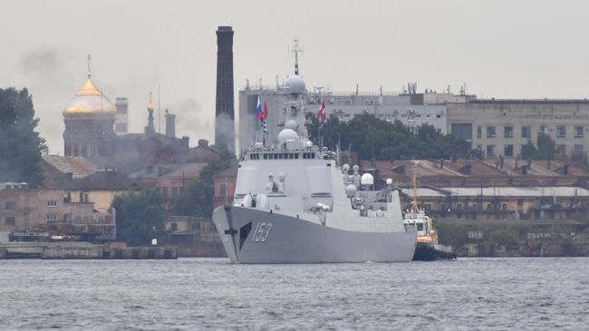 Ракетный эскадренный миноносец военно-морских сил КНР Си Ань в акватории Невы в Санкт-Петербурге. 24 июля 2019 Ракетный эскадренный миноносец военно-морских сил КНР Си Ань в акватории Невы в Санкт-Петербурге. 24 июля 2019