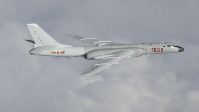 Китайский бомбардировщик H-6 пролетает над Восточно-Китайским морем. 23 июля 2019 Китайский бомбардировщик H-6 пролетает над Восточно-Китайским морем. 23 июля 2019
