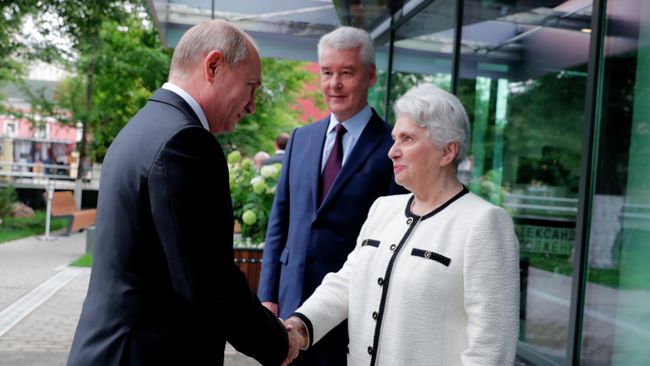 Президент РФ Владимир Путин во время посещения Дома русского зарубежья им. А.Солженицына Президент РФ Владимир Путин во время посещения Дома русского зарубежья им. А.Солженицына