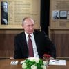 Президент РФ Владимир Путин во время беседы с вдовой писателя Александра Солженицына Президент РФ Владимир Путин во время беседы с вдовой писателя Александра Солженицына