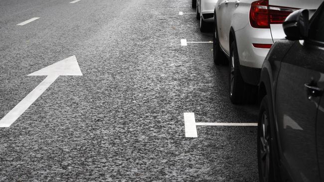 Автомобили на парковке в Москве Автомобили на парковке в Москве