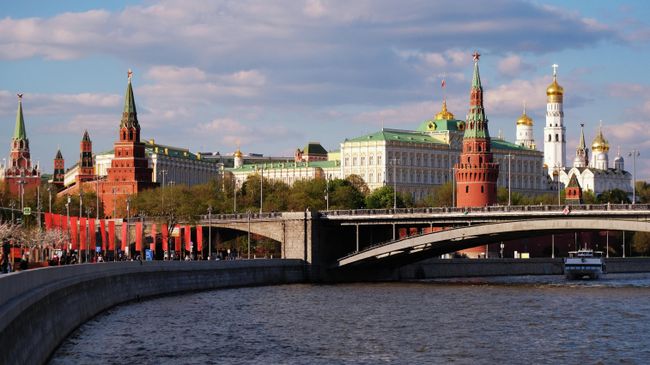 Большой Каменный мост через Москву-реку и Московский Кремль Большой Каменный мост через Москву-реку и Московский Кремль