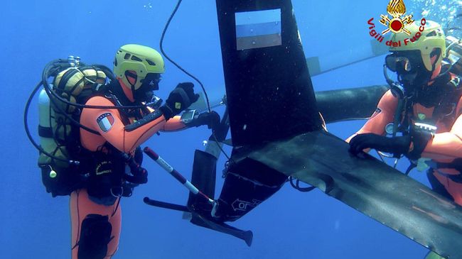 Спасатели на месте крушения вертолета у Robinson R66 у побережья Тосканы, Италия Спасатели на месте крушения вертолета у Robinson R66 у побережья Тосканы, Италия