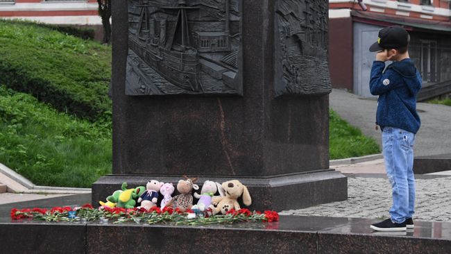 Мальчик у стихийного мемориала во Владивостоке в память о детях, погибших при пожаре в палаточном лагере на базе Холдоми в Хабаровском крае
