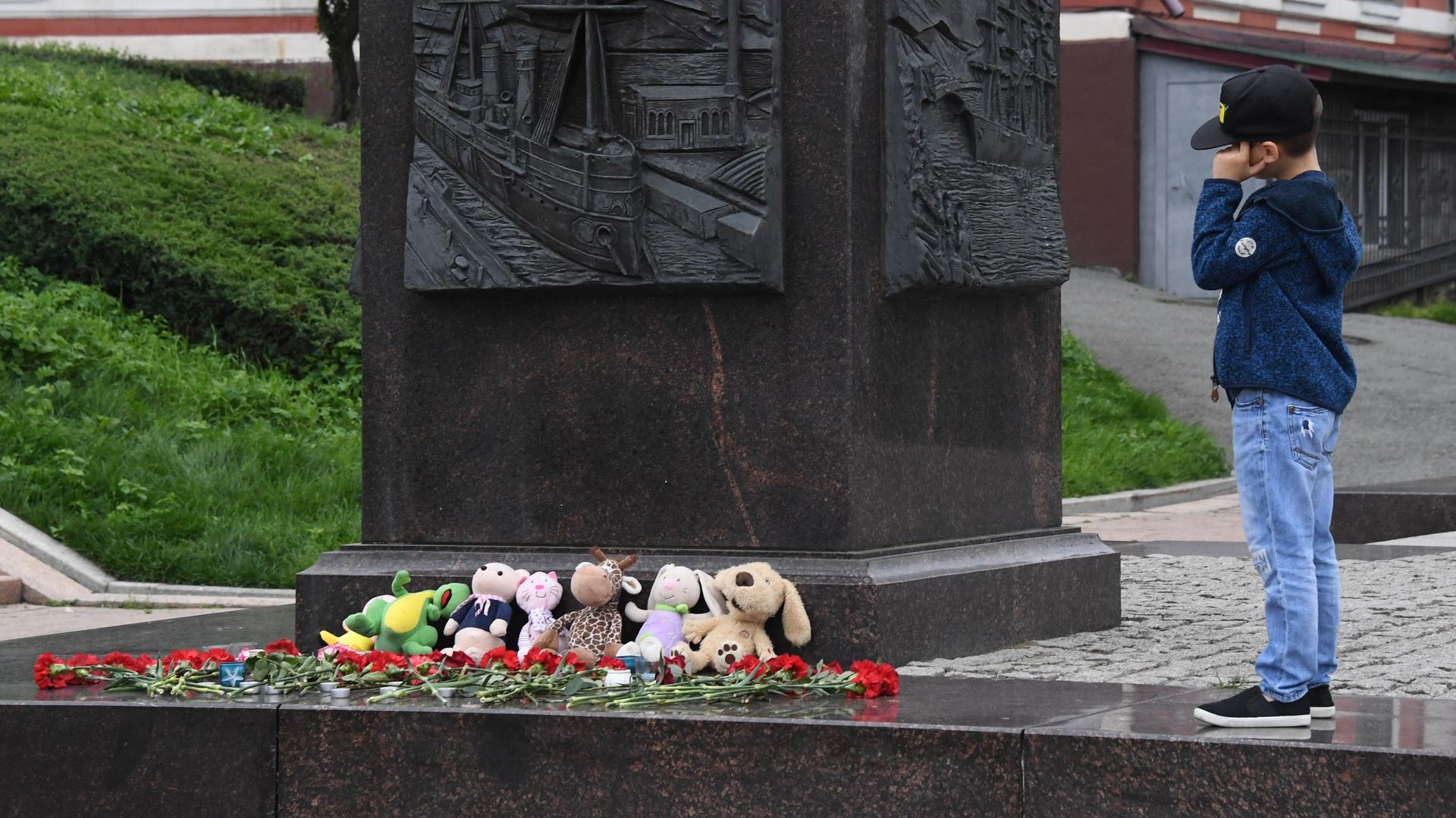 Мальчик у стихийного мемориала во Владивостоке в память о детях, погибших при пожаре в палаточном лагере на базе Холдоми в Хабаровском крае Мальчик у стихийного мемориала во Владивостоке в память о детях, погибших при пожаре в палаточном лагере на базе Холдоми в Хабаровском крае - РИА Новости, 1920, 08.09.2022