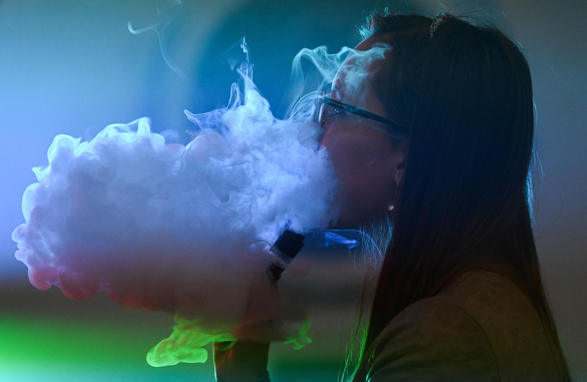 Участница на специализированной выставке vape-индустрии Участница на специализированной выставке vape-индустрии - РИА Новости, 1920, 20.03.2025