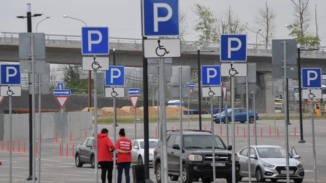 Машины на парковке в Москве