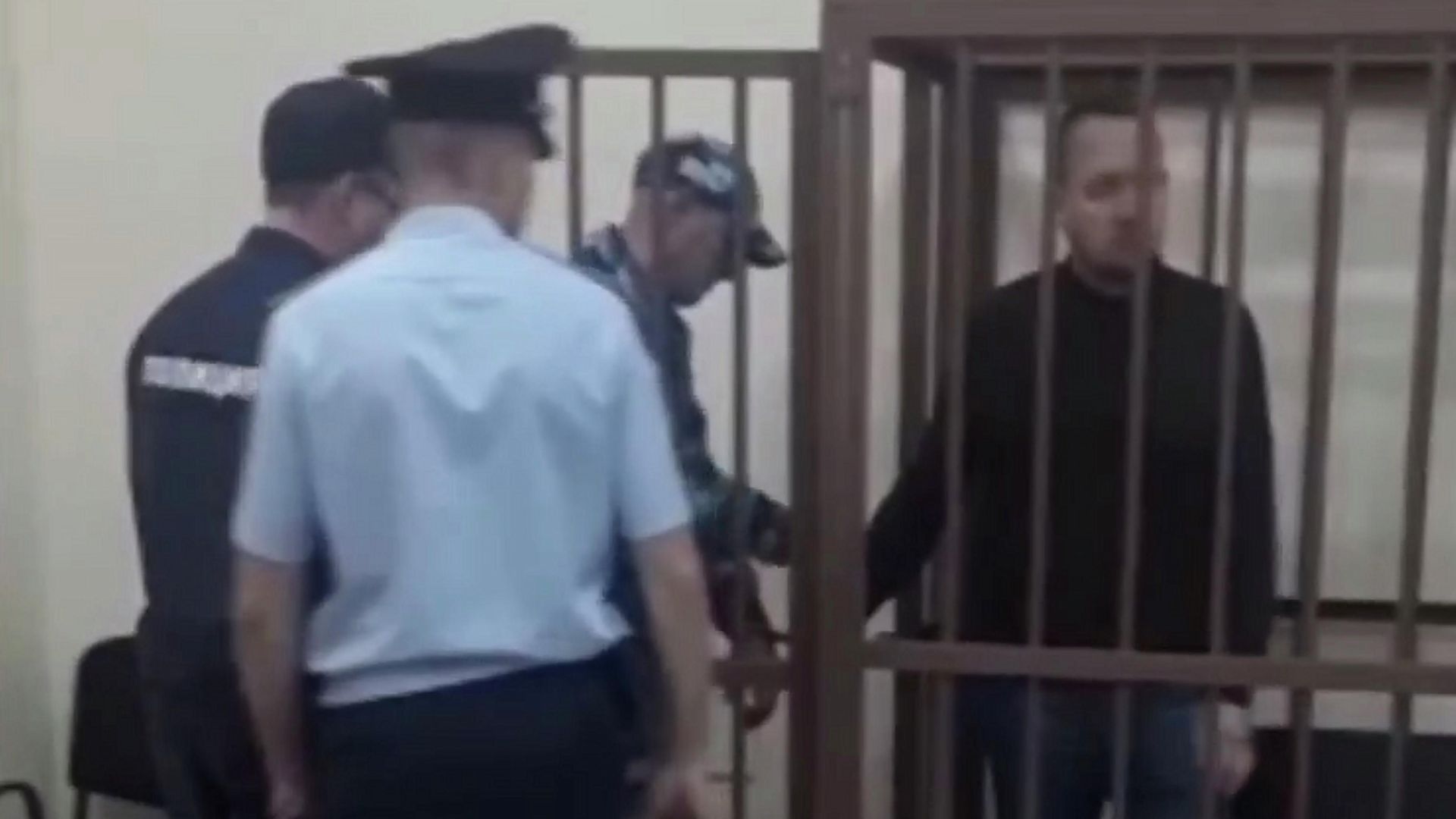 Владелец детско-оздоровительного лагеря Холдоми Виталий Бурлаков в суде. Стоп-кадр видео СК РФ Владелец детско-оздоровительного лагеря Холдоми Виталий Бурлаков в суде. Стоп-кадр видео СК РФ - РИА Новости, 1920, 06.09.2022
