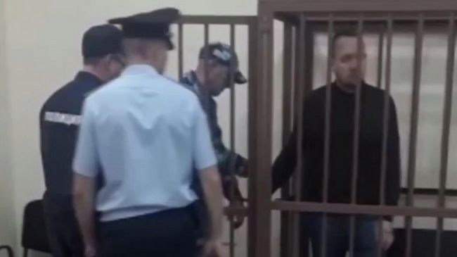 Владелец детско-оздоровительного лагеря Холдоми Виталий Бурлаков в суде. Стоп-кадр видео СК РФ Владелец детско-оздоровительного лагеря Холдоми Виталий Бурлаков в суде. Стоп-кадр видео СК РФ