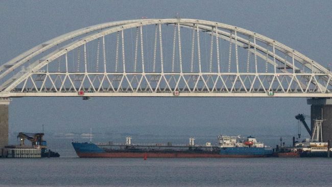 Танкер Neyma в Керченском проливе Танкер Neyma в Керченском проливе