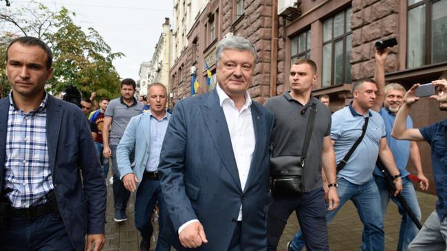 Экс-президент Украины Петр Порошенко после посещения Государственного бюро расследований Экс-президент Украины Петр Порошенко после посещения Государственного бюро расследований
