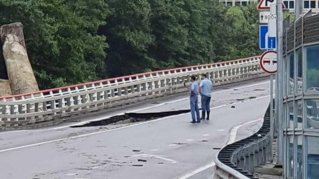 На месте обрушения части дорожного полотна автомобильной дороги А-147 в Сочи. 25 июля 2019 На месте обрушения части дорожного полотна автомобильной дороги А-147 в Сочи. 25 июля 2019