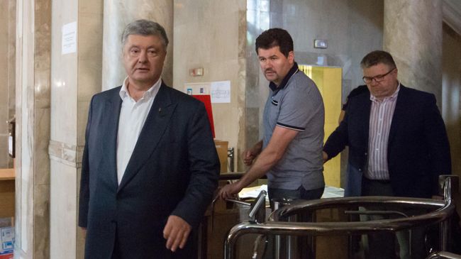 Экс-президент Украины Петр Порошенко выходит из здания Государственного бюро расследований Экс-президент Украины Петр Порошенко выходит из здания Государственного бюро расследований