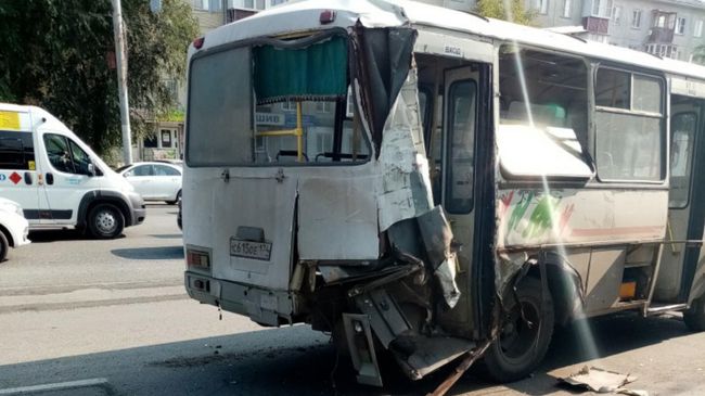 Последствия ДТП с участием автобуса и автокрана в Челябинске Последствия ДТП с участием автобуса и автокрана в Челябинске