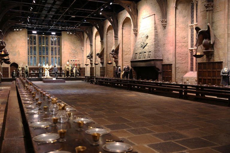 Большой зал в Хогвартсе (The Great Hall, room in Hogwarts) в Warner Bros. Studio Tour London, Уотфорд, Англия, Великобритания. 