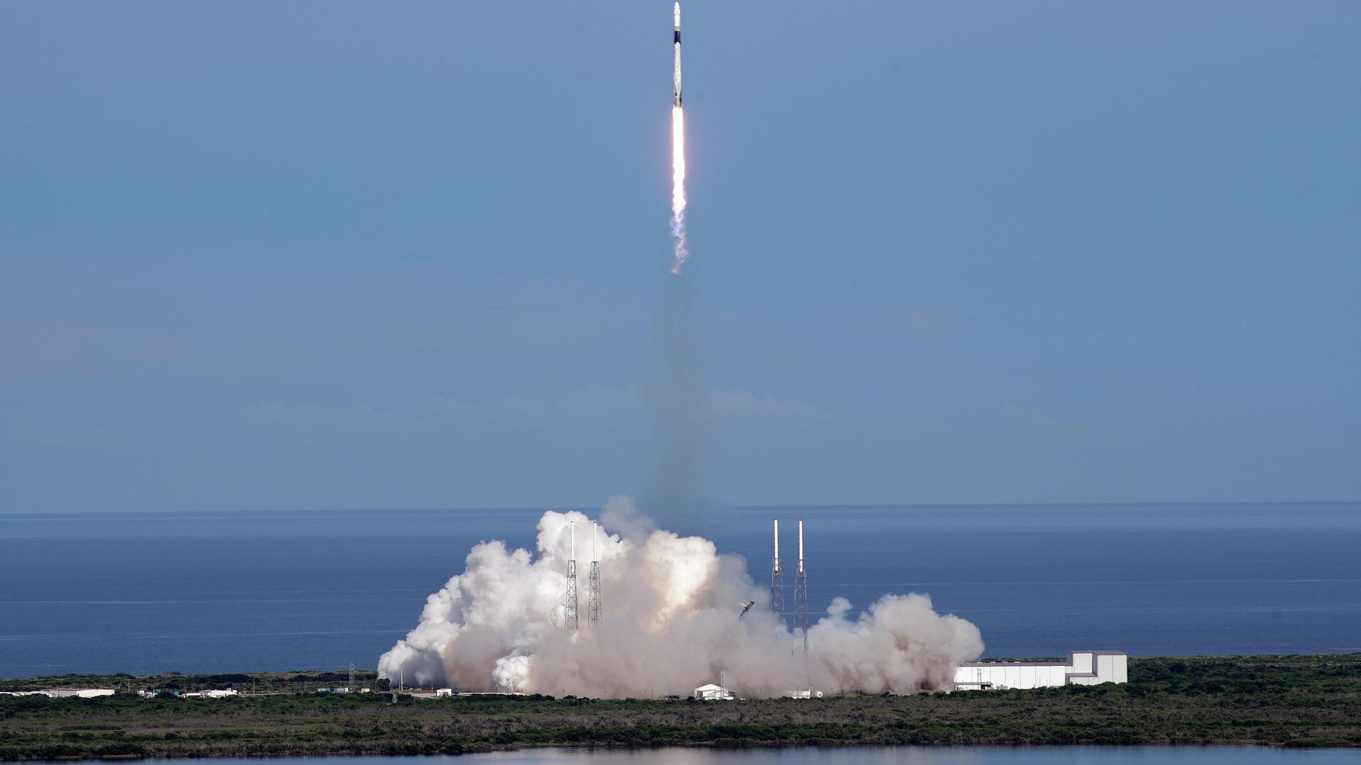 Старт ракеты-носителя Falcon 9 с космическим кораблем Dragon с грузом для Международной космической станции с космодрома на мысе Канаверал Старт ракеты-носителя Falcon 9 с космическим кораблем Dragon с грузом для Международной космической станции с космодрома на мысе Канаверал - РИА Новости, 1920, 20.07.2021