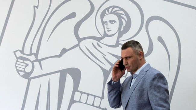 Мэр Киева Виталий Кличко перед пресс-конференцией в Киеве, посвященной вызову его на допрос в Государственное бюро расследований Мэр Киева Виталий Кличко перед пресс-конференцией в Киеве, посвященной вызову его на допрос в Государственное бюро расследований