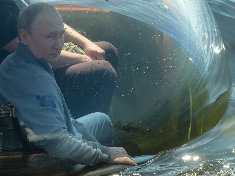 Президент РФ Владимир Путин во время погружения в батискафе на дно Финского залива в ходе посещения острова Гогланд. 27 июля 2019 Президент РФ Владимир Путин во время погружения в батискафе на дно Финского залива в ходе посещения острова Гогланд. 27 июля 2019